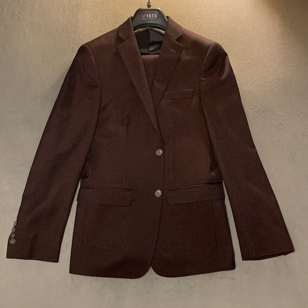 1670 Burgundy Suit. Jacket: 38R Dress pants: 32W X 30L. Great condition like new